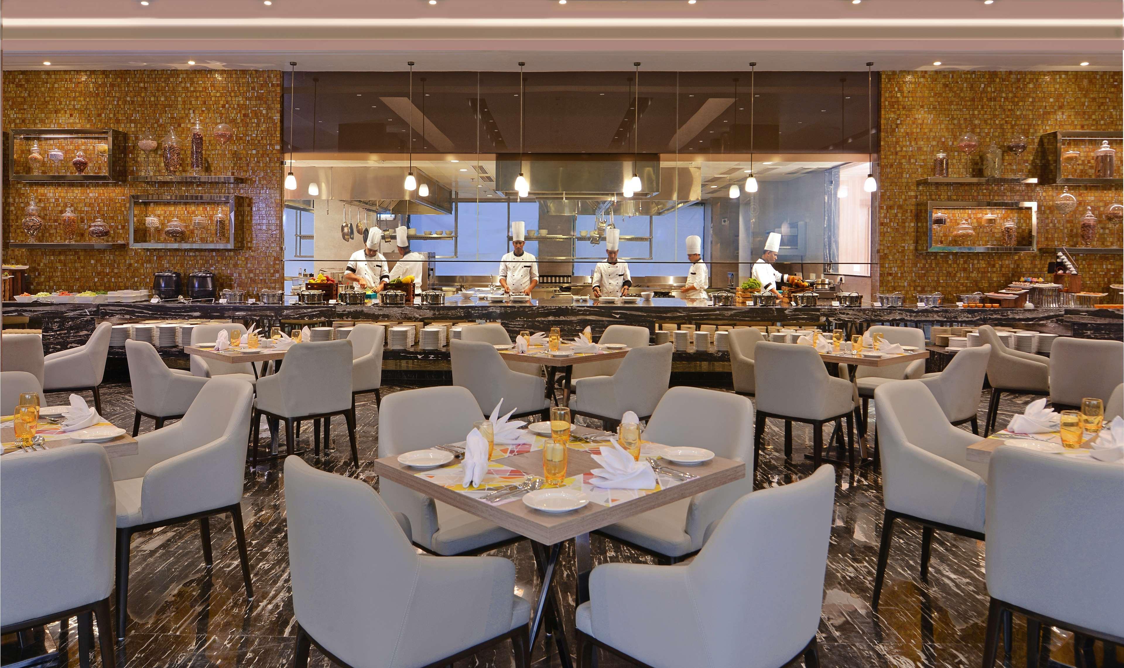 Radisson Mumbai Andheri MIDC Bagian luar foto The restaurant