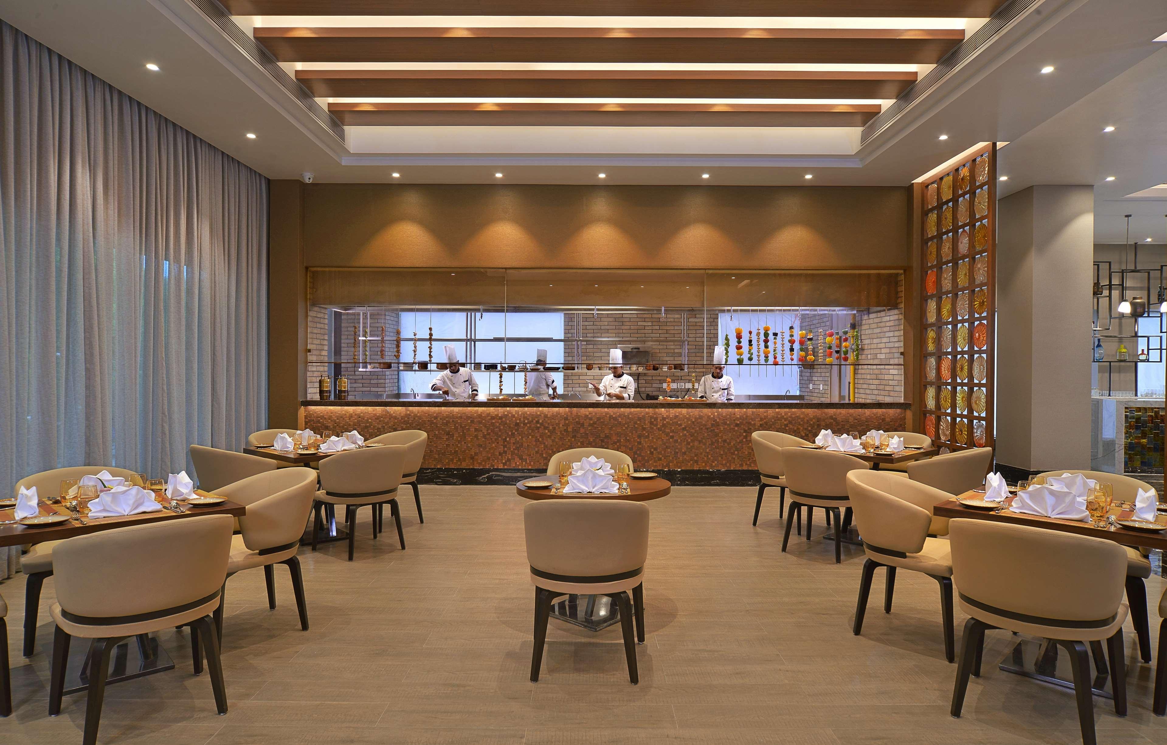 Radisson Mumbai Andheri MIDC Bagian luar foto The restaurant