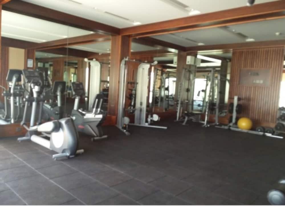 Radisson Mumbai Andheri MIDC Bagian luar foto The gym at the hotel