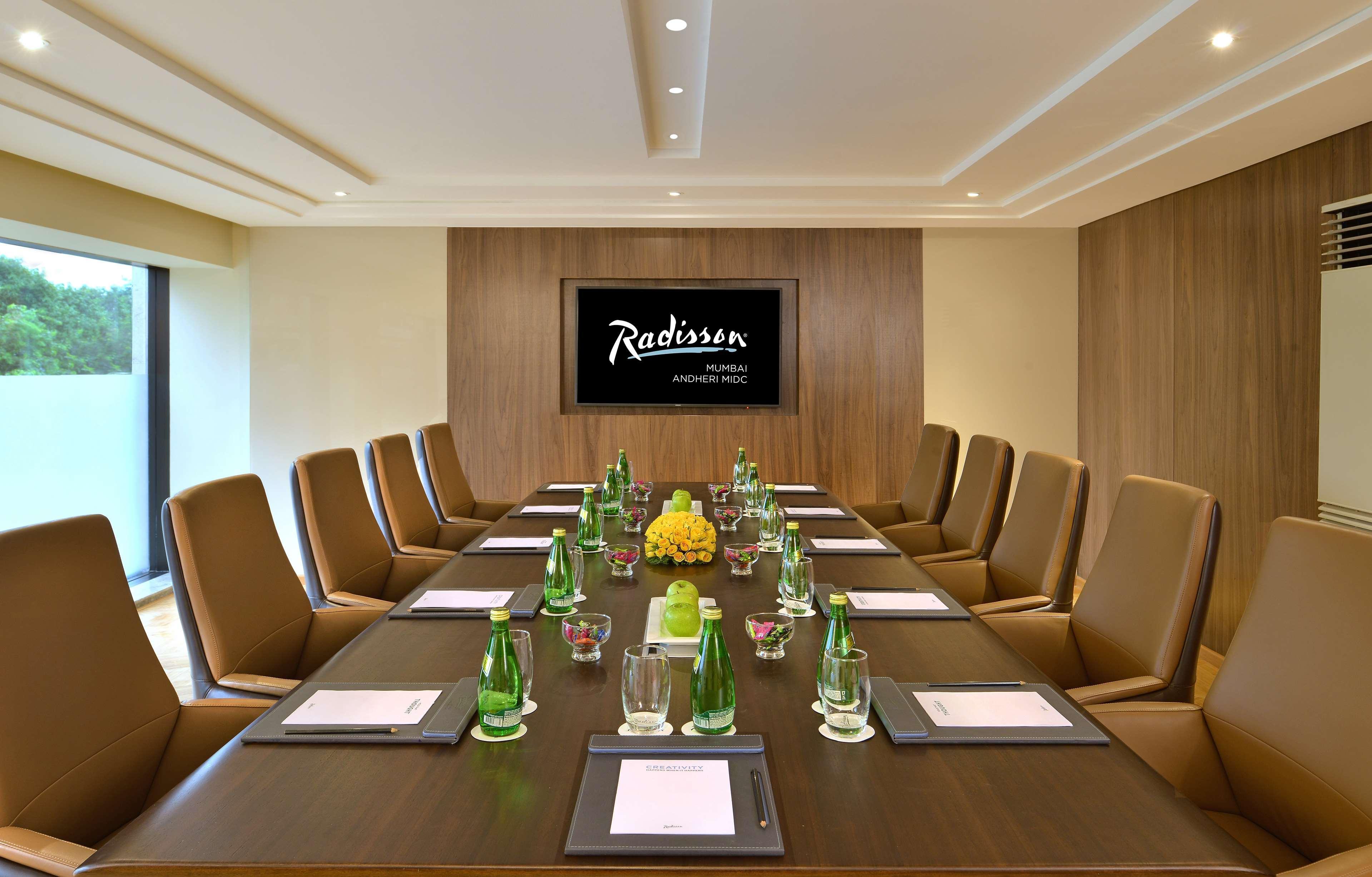 Radisson Mumbai Andheri MIDC Bagian luar foto Meeting room