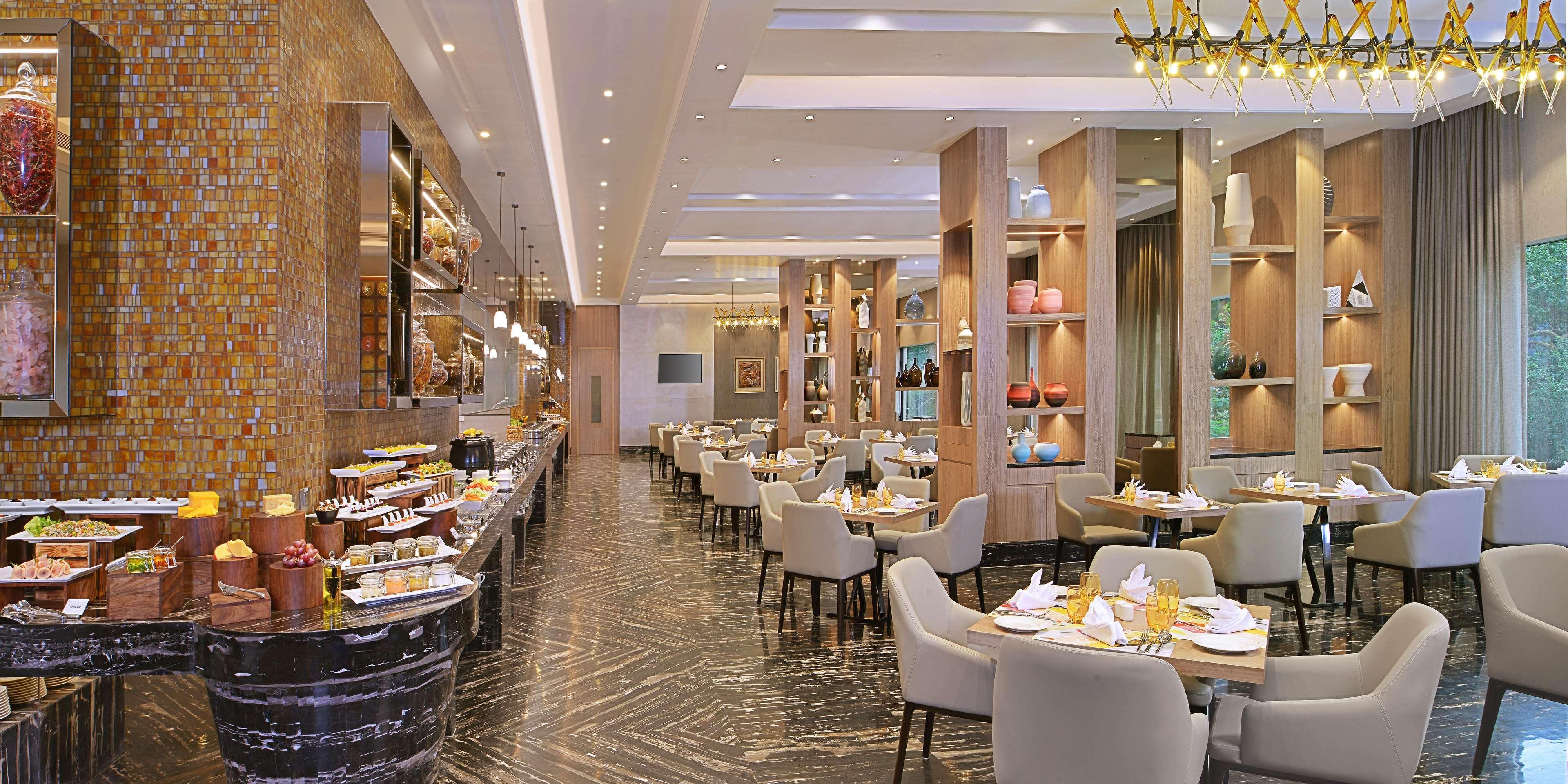 Radisson Mumbai Andheri MIDC Bagian luar foto The restaurant