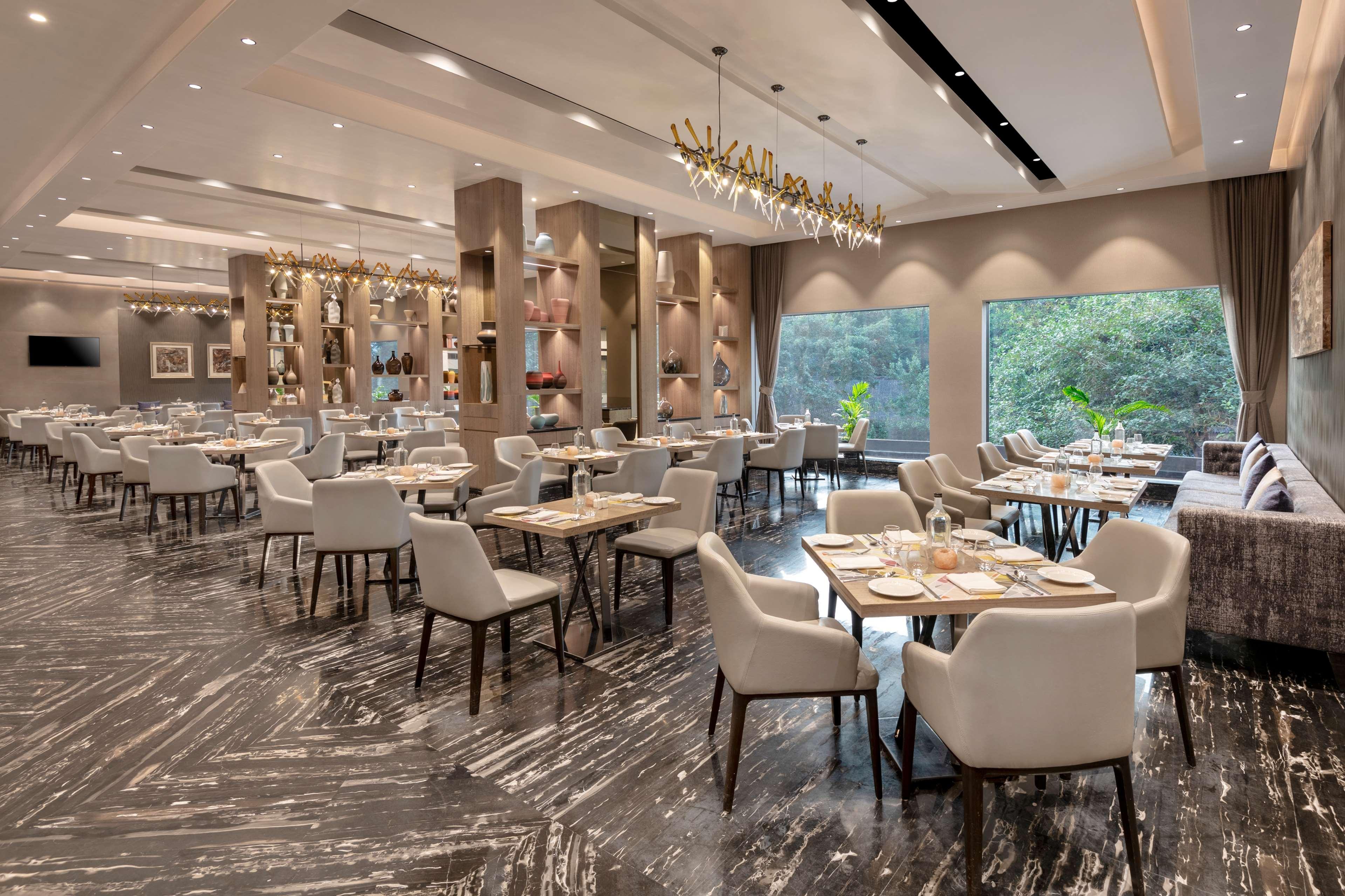 Radisson Mumbai Andheri MIDC Bagian luar foto The restaurant