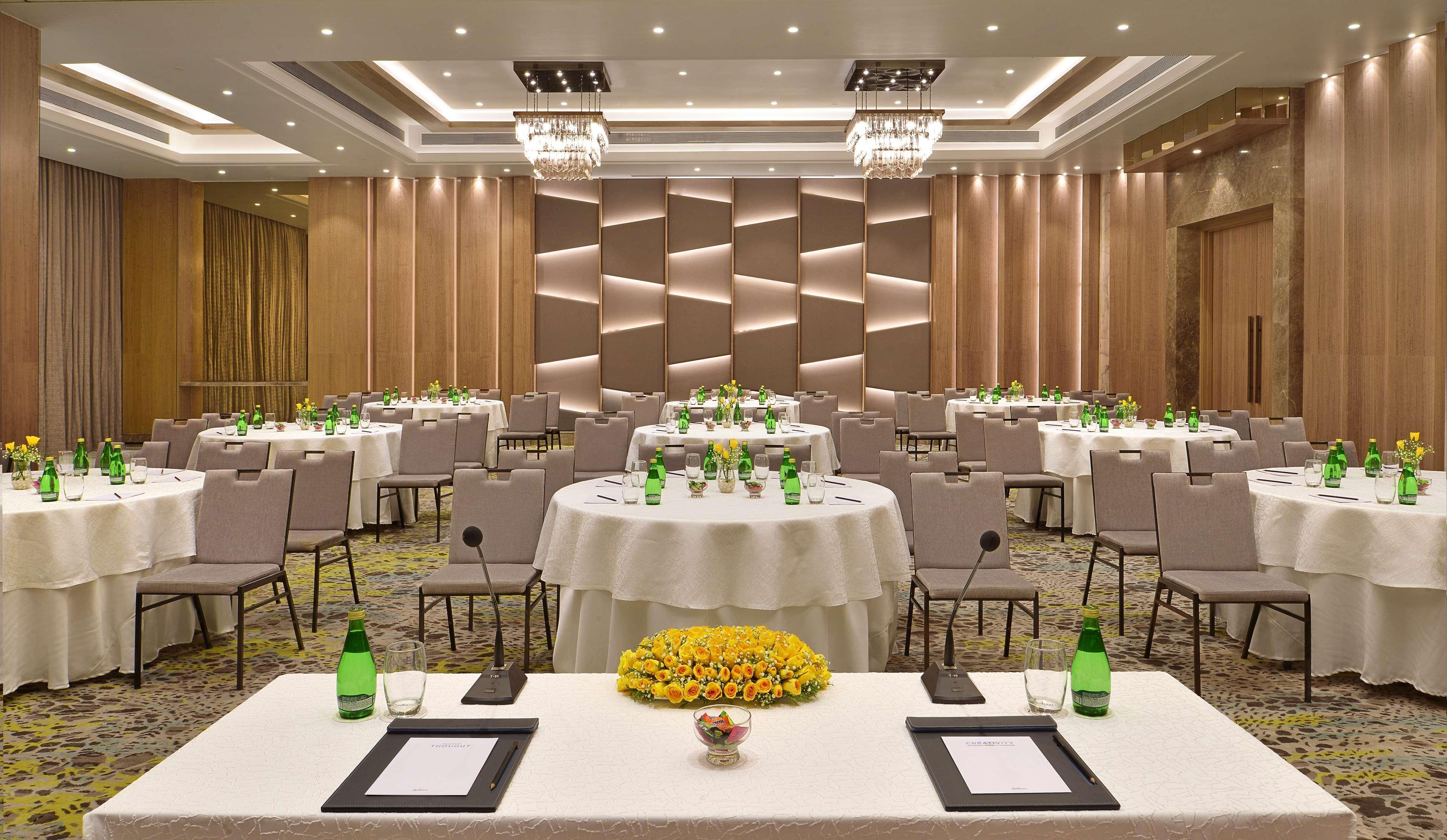 Radisson Mumbai Andheri MIDC Bagian luar foto The ballroom